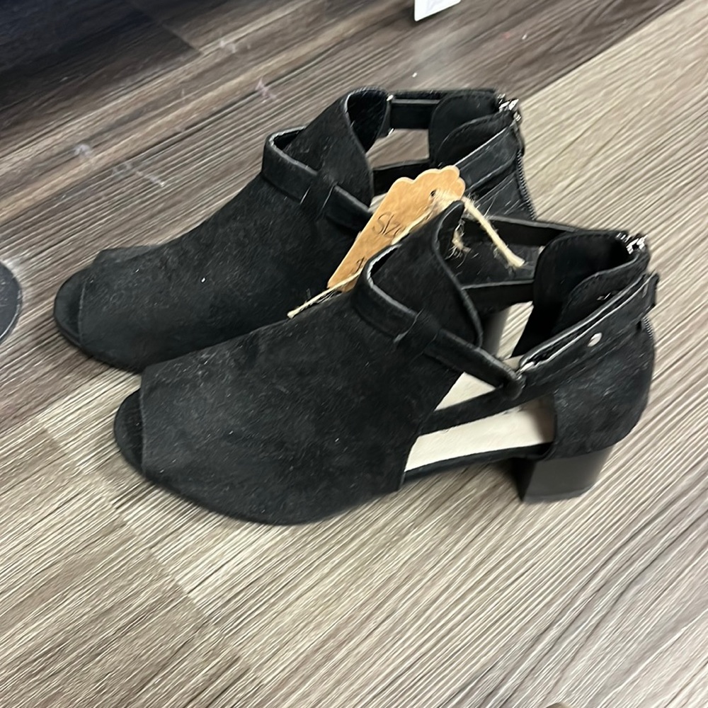 Black velvet‎ booties